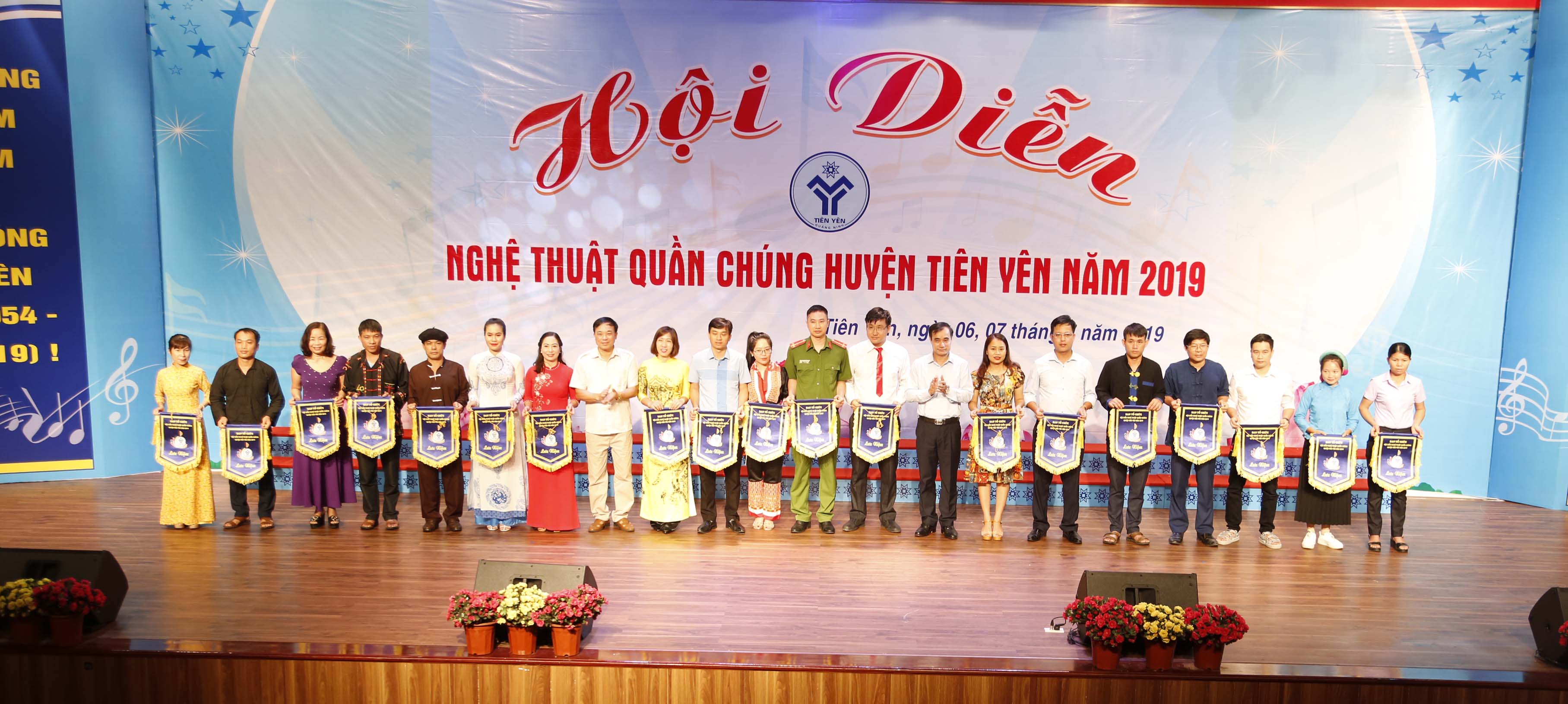 Ban tổ chức tặng cờ lưu niệm cho các đơn vị tham gia Hội diễn nghệ thuật quần chúng huyện Tiên Yên năm 2019.