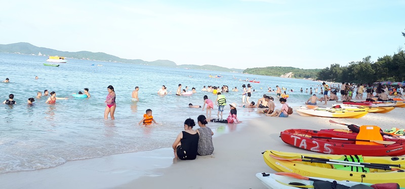 Bãi tắm Hồng Vàn bãi tắm đẹp, bình yên, lãng mạn trên đảo huyện đảo Cô Tô du khách ưa thích. 