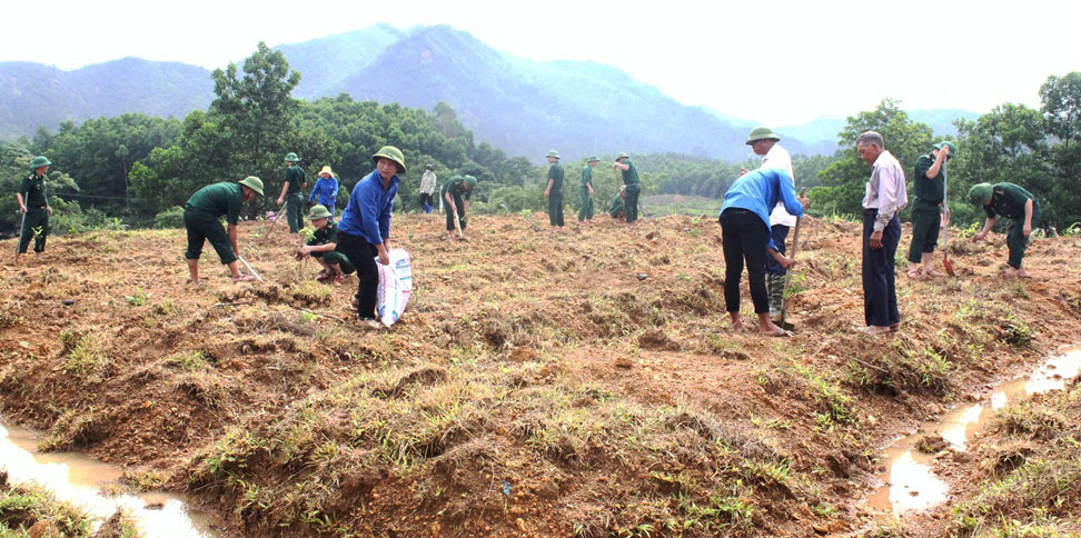 CBCS Đồn Biên phòng Bắc Sơn, giúp hộ dân thôn Pẹc Nả xây dựng vườn mẫu.