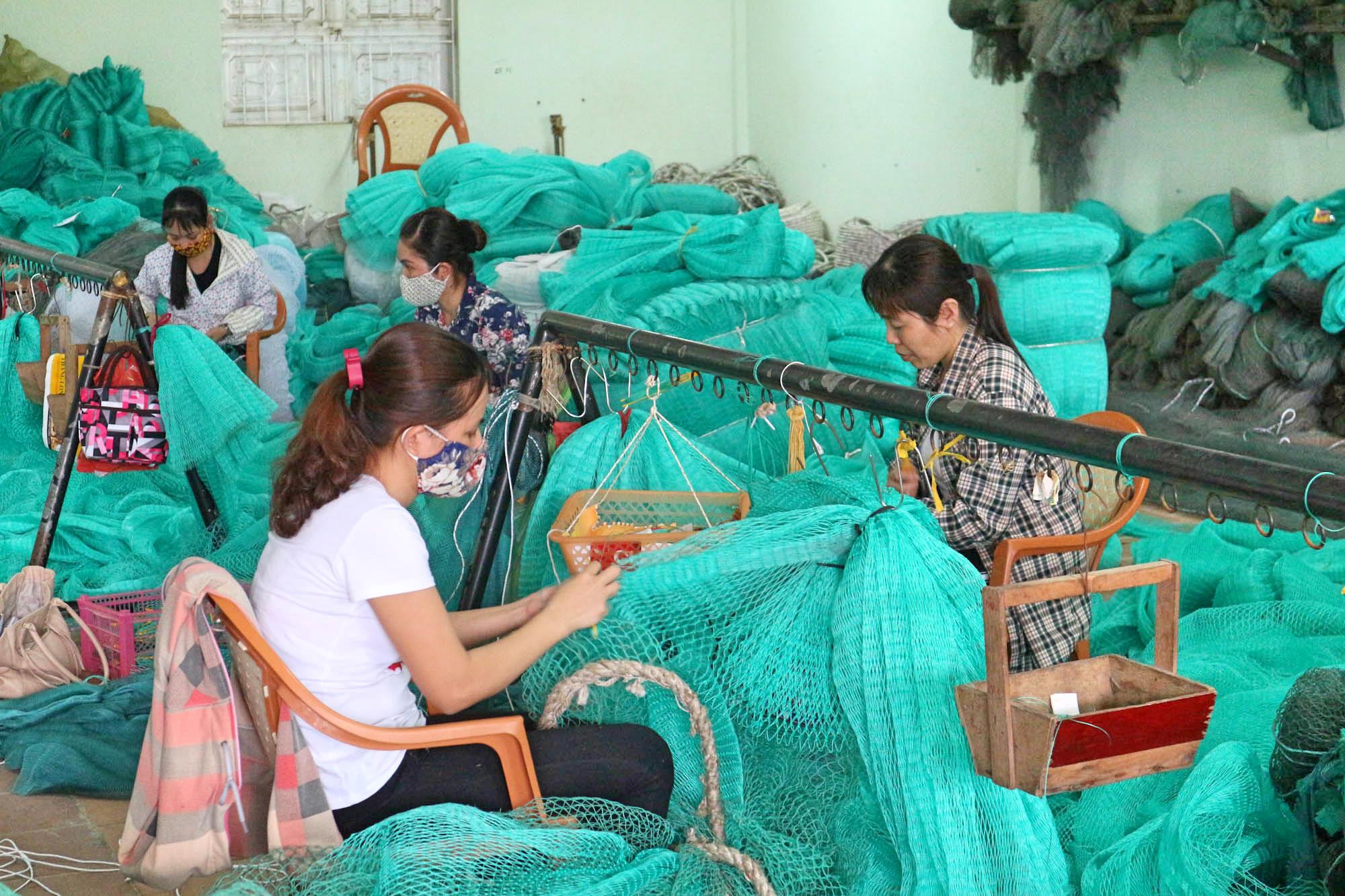 Công ty TNHH Tân Vân (phường Tân An, TX Quảng Yên) đã tạo việc làm cho lao động nông thôn là nữ cho thu nhập từ 4-6 triệu đông/tháng