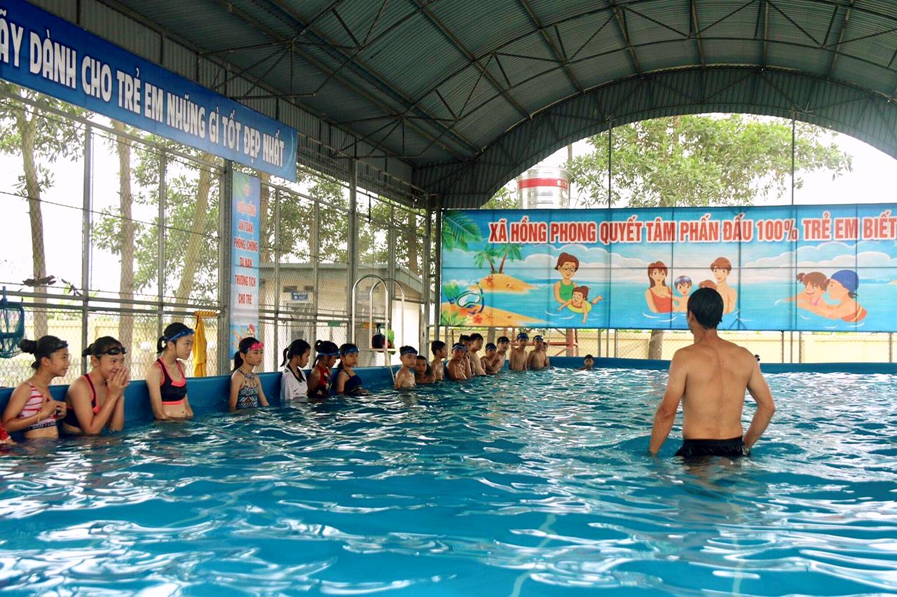 Lớp dạy bơi miễn phí cho trẻ em tại xã Hồng Phong (TX Đông Triều)