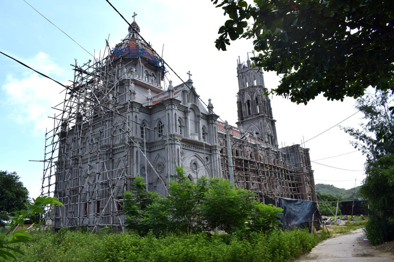 Nhà thờ xã đảo Thanh Lân giúp người dân yên tâm bám đảo, trong đó ông Mai Công Đàm chịu trach nhiệm chính và vận động các nhà hảo tâm