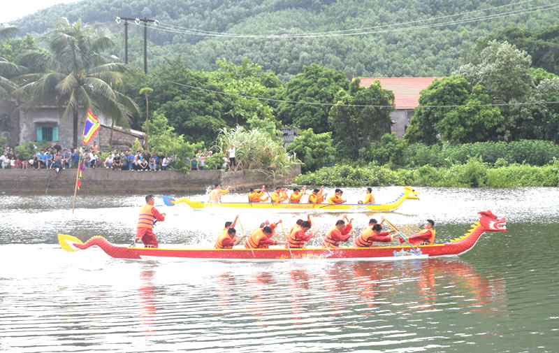 Hội đua thuyền rồng hàng năm tại Lễ hội đình Cẩm Hải thể hiện tinh thần đoàn kết của người dân làng chài