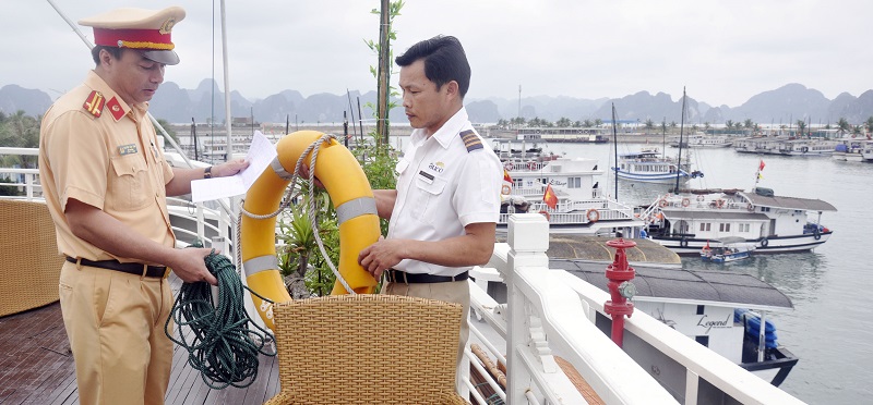 Cảnh sát đừng thủy hướng dẫn thuyền viên sử dụng phao cứu sinh để cứu nạn cứu hộ khi không may xảy ra sự cố khi mưa bão.