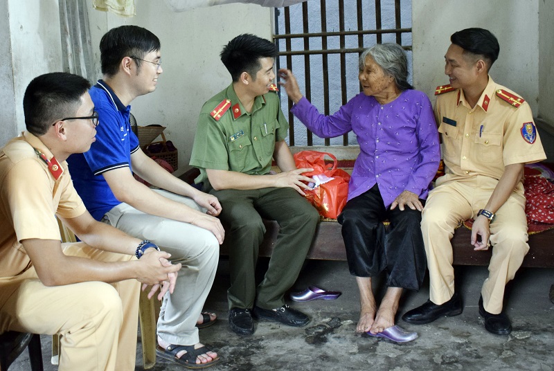 CBCS Phòng PC08 phối hợp với các lực lượng Công an tỉnh thăm, tặng quà gia đình chính sách tại xã Quan Lạn (huyện Vân Đồn).