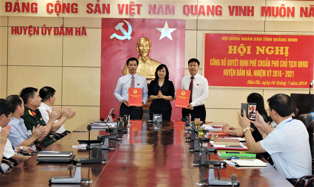 Đồng chí Trịnh Thị Minh Thanh, Ủy viên BTV Tỉnh ủy, Phó Chủ tịch Thường trực HĐND tỉnh trao