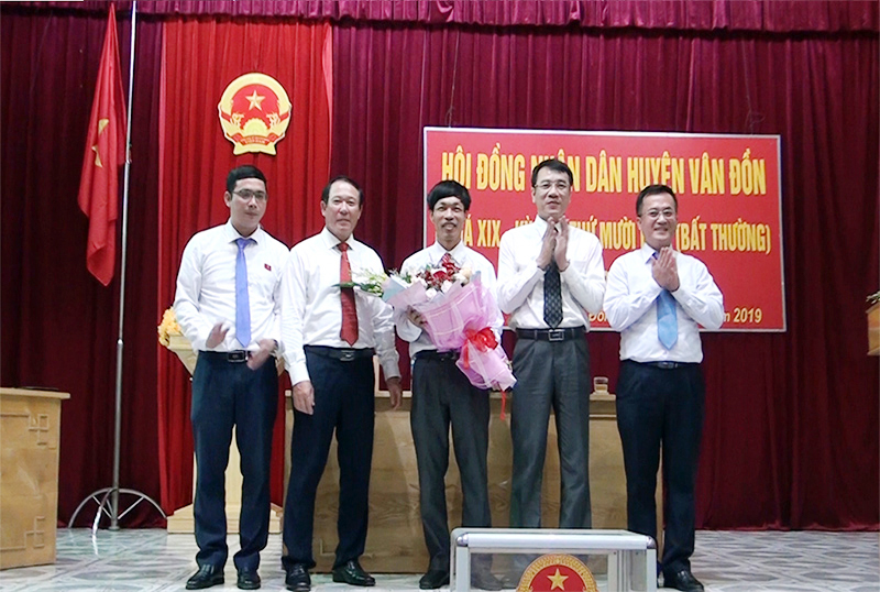 Các đồng chí trong Thường trực Huyện ủy, HĐND và UBND huyện Vân Đồn tặng hoa chúc mừng đồng chí Tô Văn Hải giữ chức Chủ tịch HĐND huyện Vân Đồn khóa XIX, nhiệm kỳ 2016 - 2021