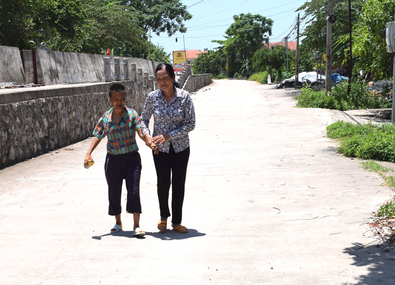 Hễ con gái đi ra đường bà Thiều (người phía sau) phải tìm con gái về vì sợ co bị tai nạn giao thông