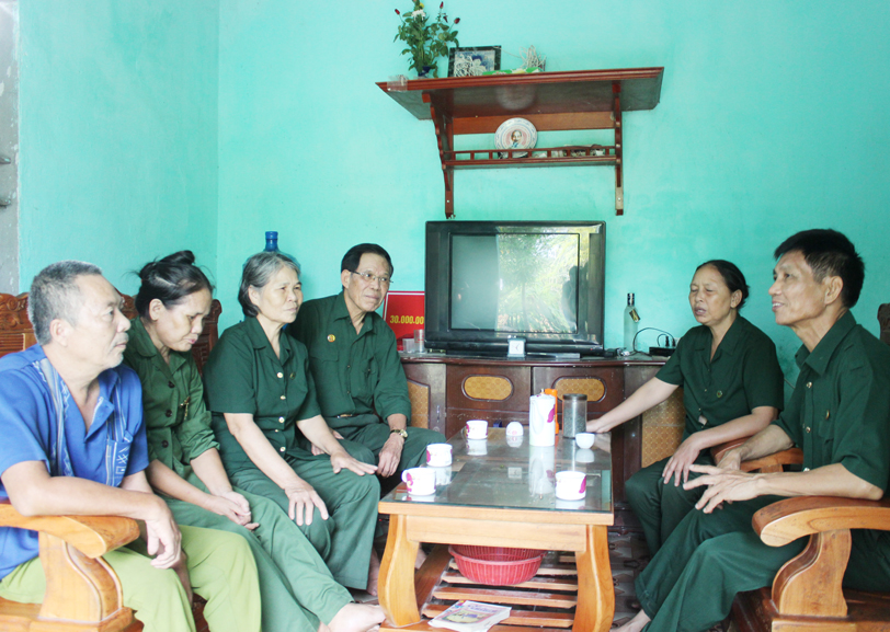 Cựu TNXP huyện Hoành Bồ gặp gỡ, động viên  đồng đội có hoàn cảnh đặc biệt khó khăn.