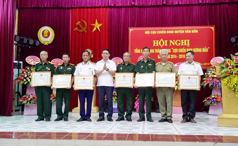 Các tập thể, cá nhân được UBND huyện Vân Đồn khen thưởng tại hội nghị tổng kết phong trào thi đua 