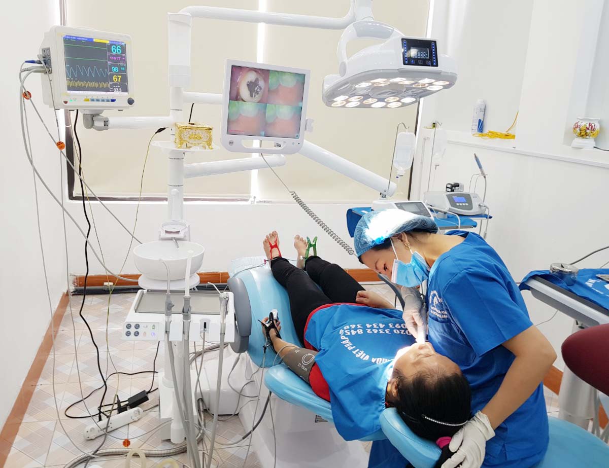 Phòng khám nha khoa Việt Pháp (TP Hạ Long) đầu tư nhiều thiết bị y tế hiện đại phục vụ việc khám chữa bệnh. Trong ảnh:Hệ thống ghế răng tiêu chuẩn châu âu