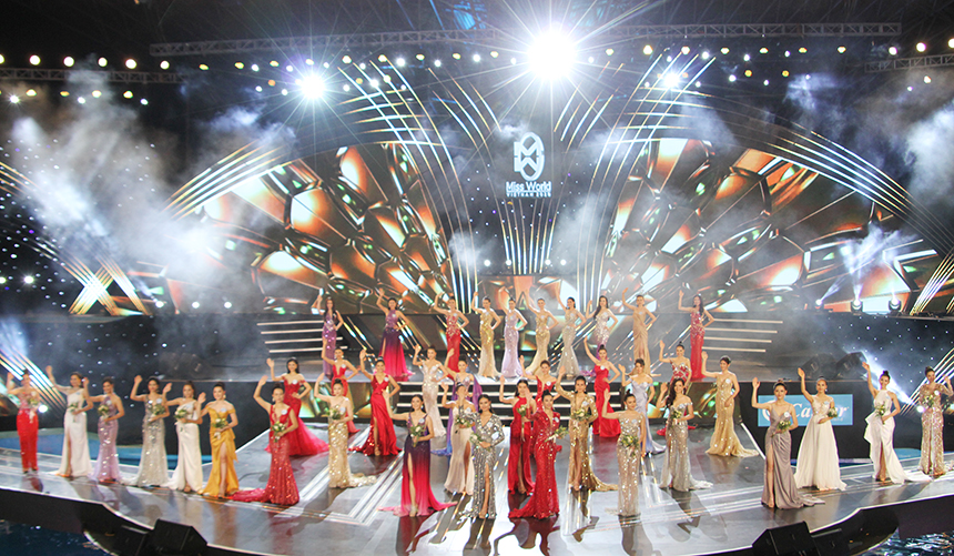 cùng với 38 thí sinh khác trong cả nước di chuyển vào Đà Nẵng để tham gia vòng chung kết toàn quốc. 