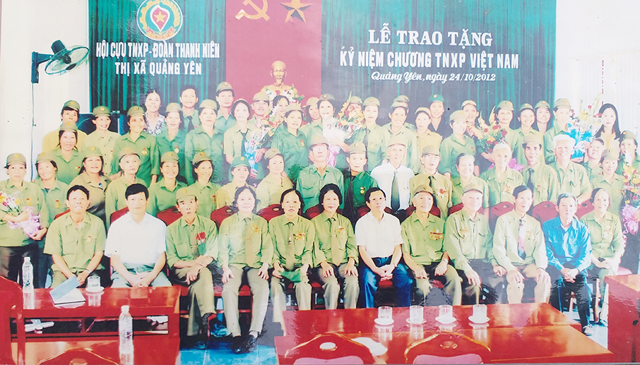 Nhiều cựu TNXP trong đội làm đường ngầm Yên Lập được tặng kỷ niệm chương Thanh niên xung phong Việt Nam.