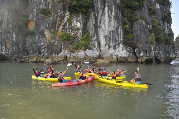 Chèo thuyền Kayak trên Vịnh Hạ Long