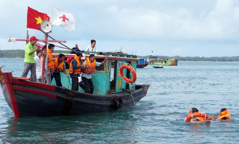 Tình người trong mưa bão