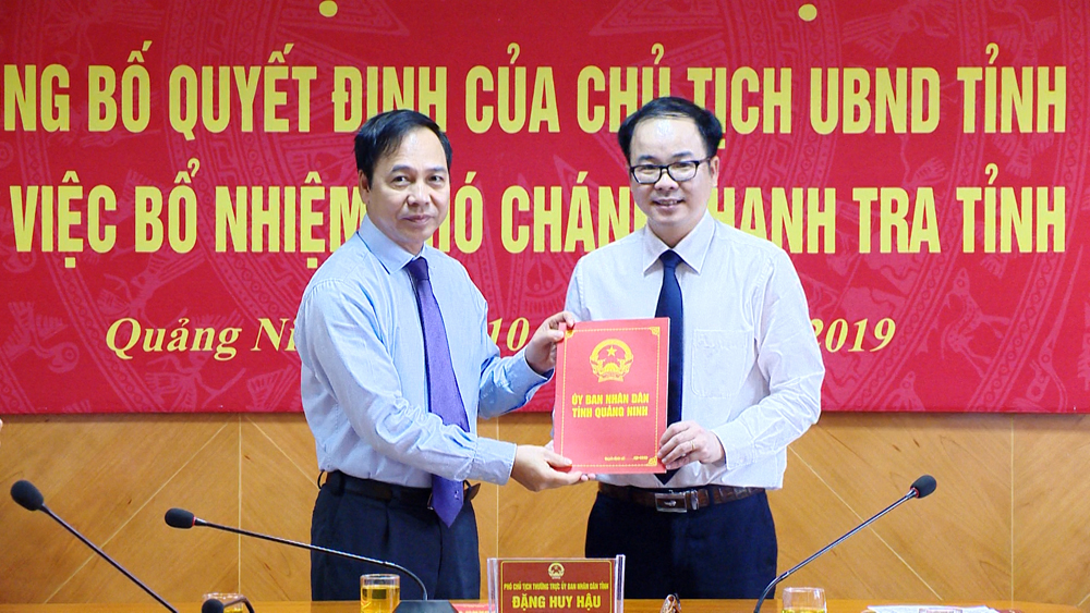 Đồng chí Đặng Huy Hậu, Phó Chủ tịch Thường trực UBND tỉnh trao quyết định của UBND tỉnh bổ nhiệm đồng chí 