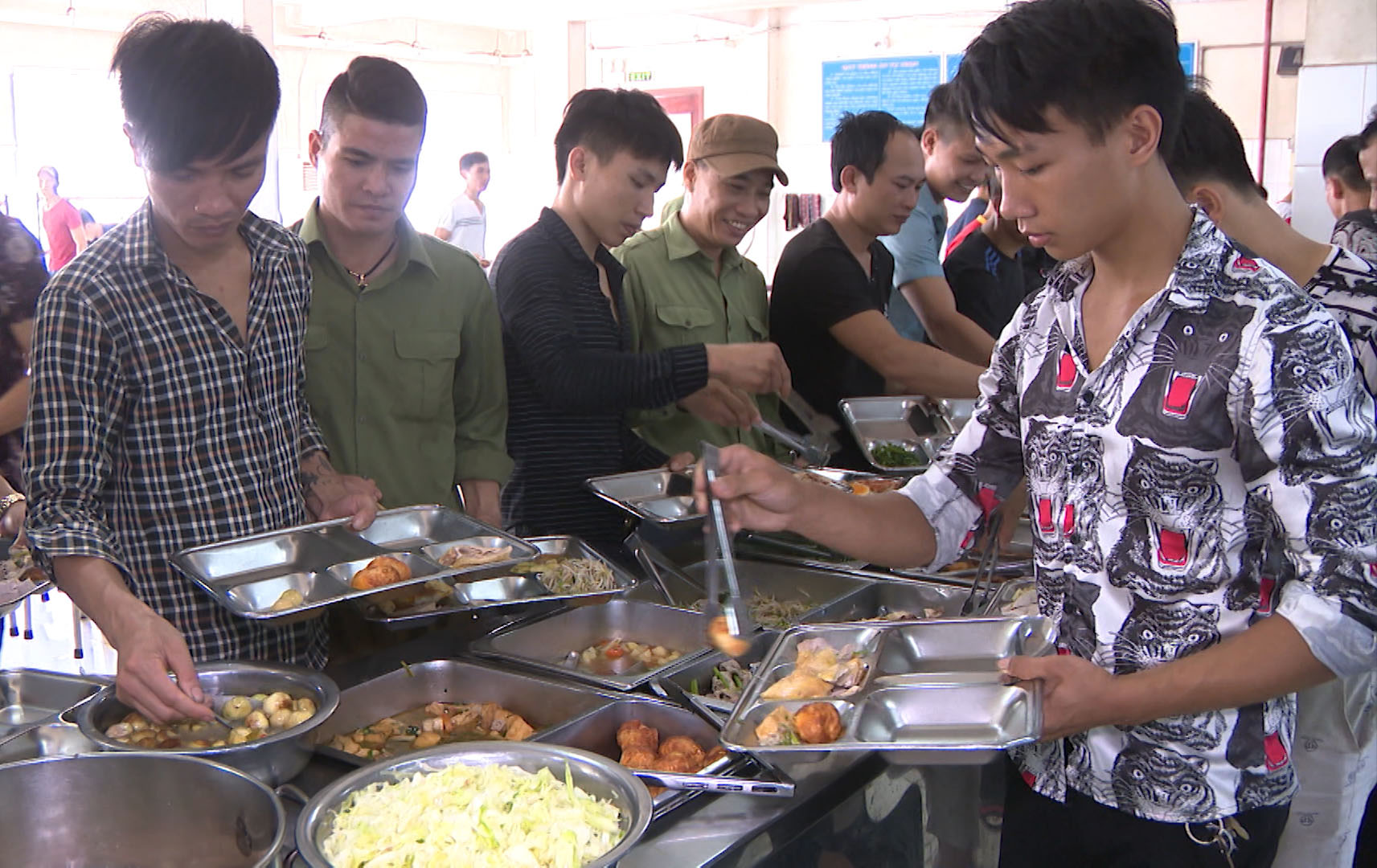 Bữa ăn ca của thợ lò Khe Chàm, có khoảng 22 món ăn tự chọn mỗi ngày.