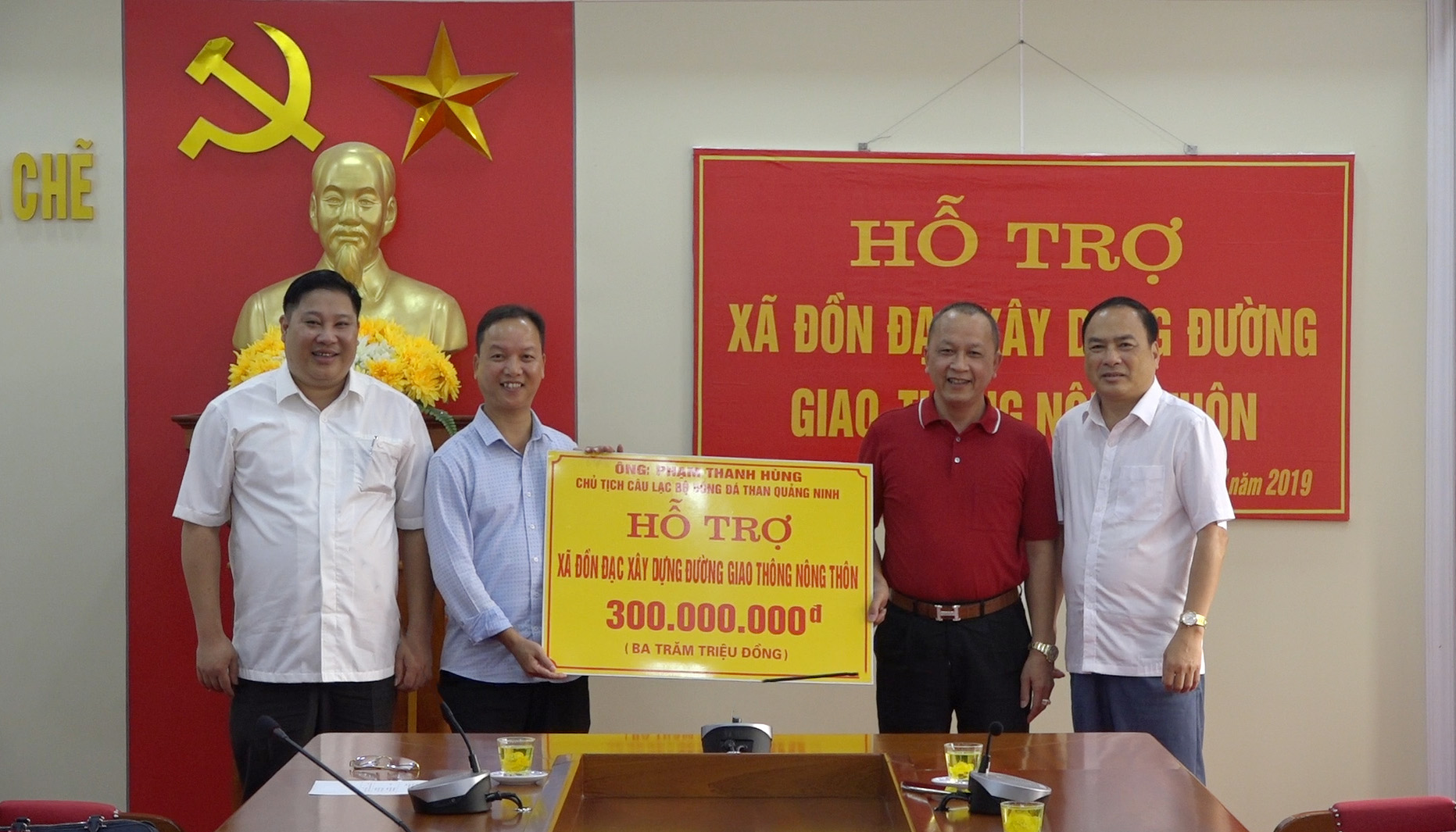 Ông Phạm Thanh Hùng, Chủ tịch Câu lạc bộ Bóng đá Than Quảng Ninh trực tiếp trao tặng kinh phí hỗ trợ huyện Ba Chẽ xây dựng nông thôn mới