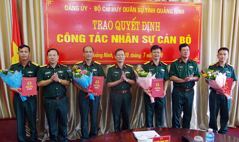 Lãnh đạo Bộ CHQS tỉnh trao quyết định cho các quân nhân.