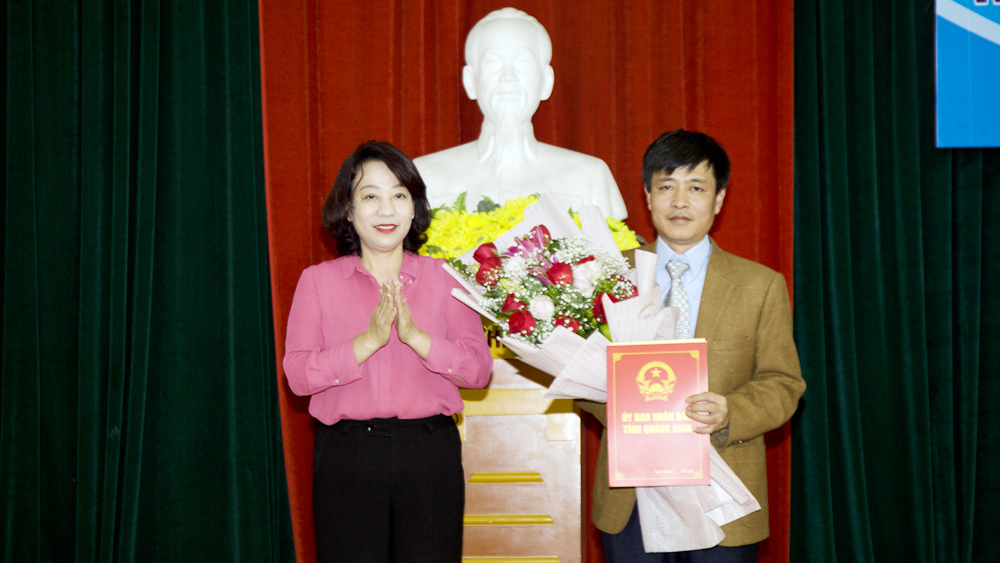 Phó Chủ tịch UBND tỉnh Vũ Thị Thu Thủy trao quyết định cho đồng chí Đinh Ngọc Sơn.
