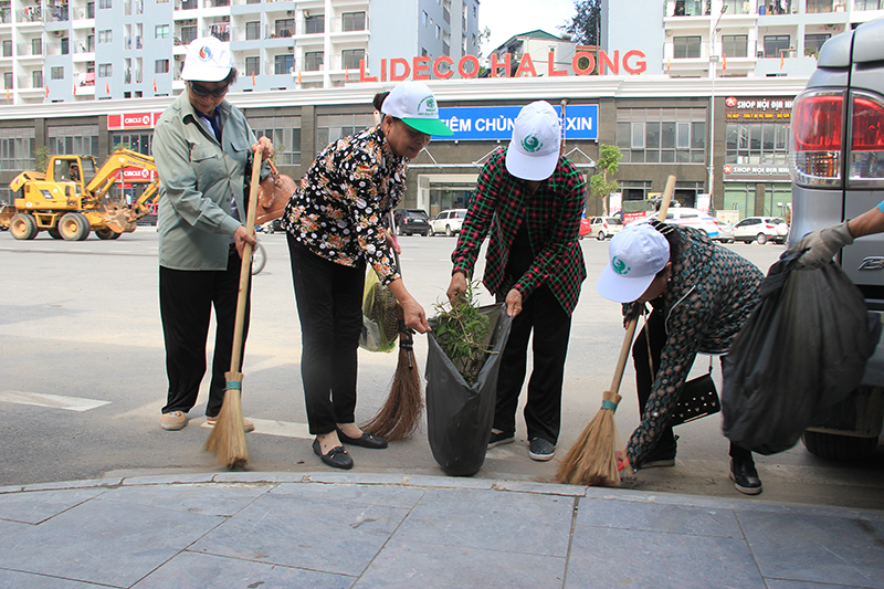 Người dân quét dọn, vệ sinh môi trường trên tuyến phố Trần Hưng Đạo, TP Hạ Long.