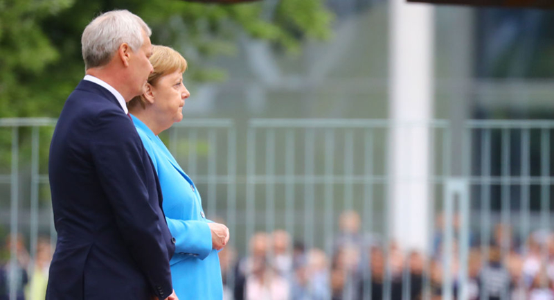 Thủ tướng Đức Angela Merkel lại bị run tay trong lễ đón Thủ tướng Phần Lan Antti Rinne đang ở thăm Đức.