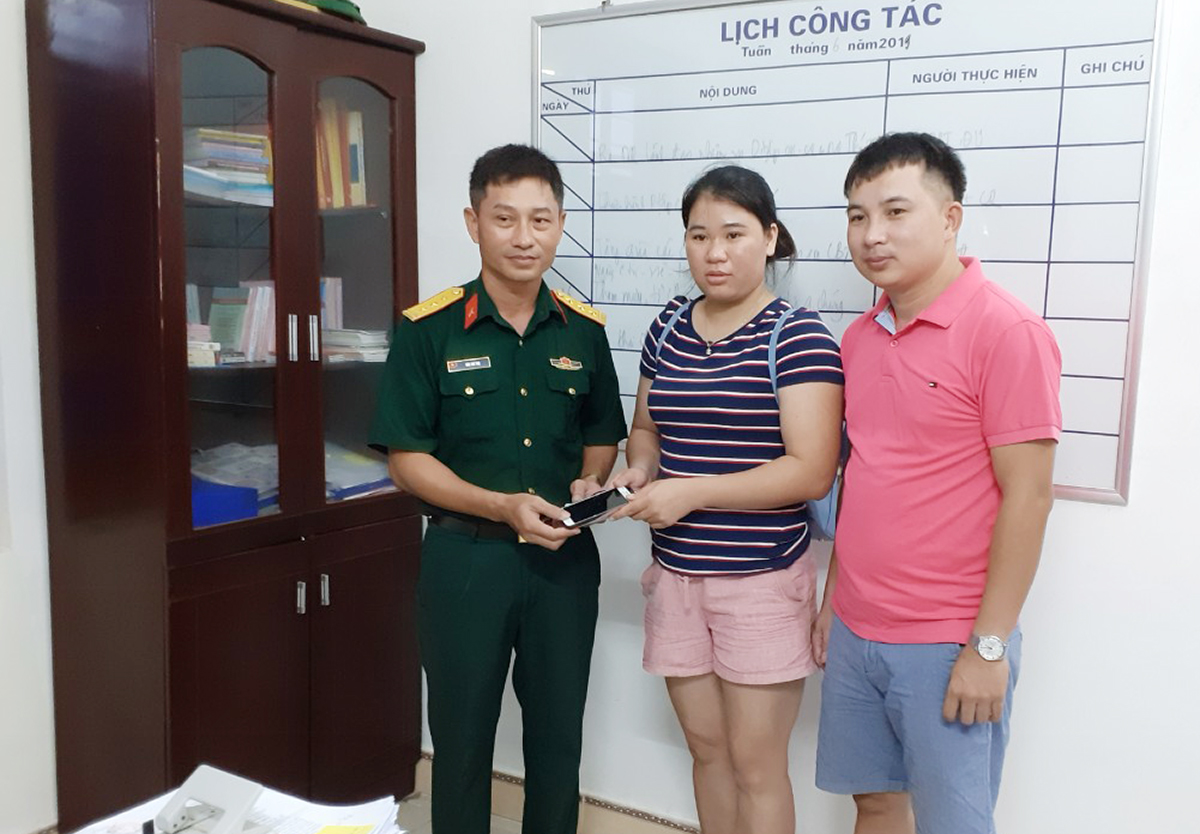 Thượng tá Đào Thư Thụ, Phó Bí thư Đảng ủy Quân sự huyện, Chính trị viên Ban CHQS huyện Cô Tô trao lại tài sản cho chị Hằng và anh Chiến.