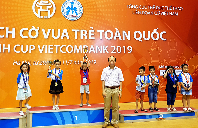 VĐV Nguyễn Ngọc Thảo Nguyên, đoàn Quảng Ninh (giữa) nhận HCV và Cúp vô địch cá nhân U6 nữ