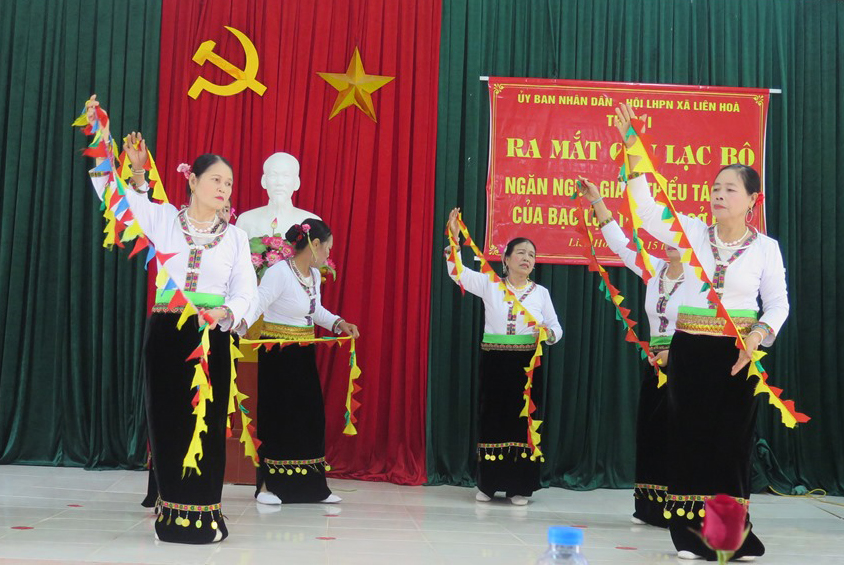 Hội viên Hội Phụ nữ xã Liên Hòa, TX Quảng Yên, biểu diễn văn nghệ trong lễ ra mắt CLB Ngăn ngừa giảm thiểu tác động của bạo lực trên cơ sở giới. Ảnh do Hội LHPN xã Liên Hòa cung cấp.