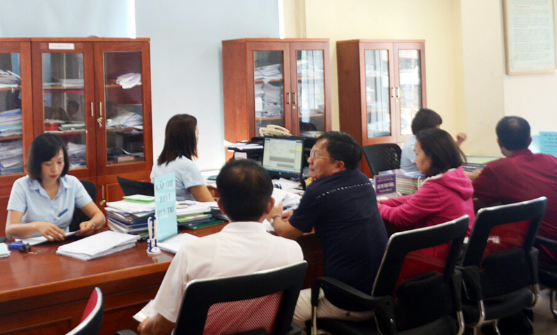 Cán bộ BHXH giải quyết thủ tục chính sách chế độ hưu trí cho người lao động tại Trung tâm HCC huyện Bình Liêu