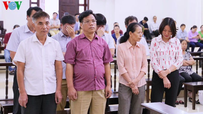  Cựu Chủ tịch xã Xuân Đỉnh - Nguyễn Hữu Khiêm (thứ hai từ trái sang) bị tuyên phạt 8 năm tù.