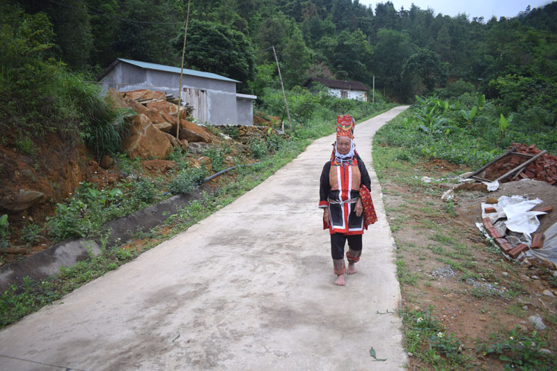 Đường liên thôn được cứng hóa giải quyết khó khăn ở thôn Khe Bốc, xã Tình Húc