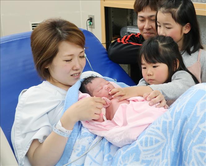 Em bé sơ sinh tại bệnh viện ở thành phố Izumi, tỉnh Osaka, Nhật Bản, ngày 1/3/2019. Ảnh: AFP/TTXVN