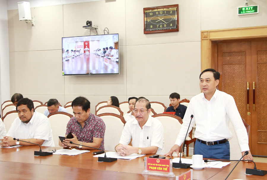 Ông Phạm Văn Thể, Chủ tịch Hiệp hội Doanh nghiệp tỉnh, báo cáo tình hình hoạt động của doanh nghiệp 6 tháng đầu năm 2019.