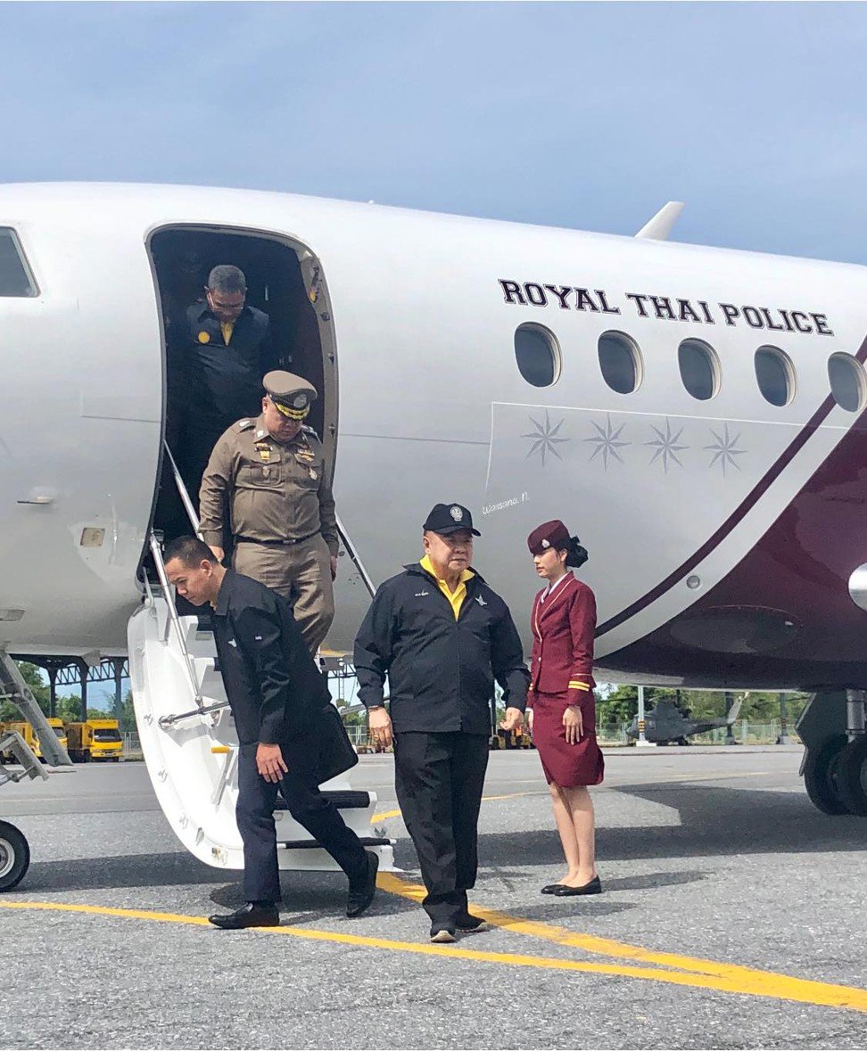 Phó Thủ tướng Thái Lan Prawit Wongsuwon cùng đoàn tùy tùng rời khỏi máy bay cảnh sát. Ảnh: Wassana Nanuam/Facebook