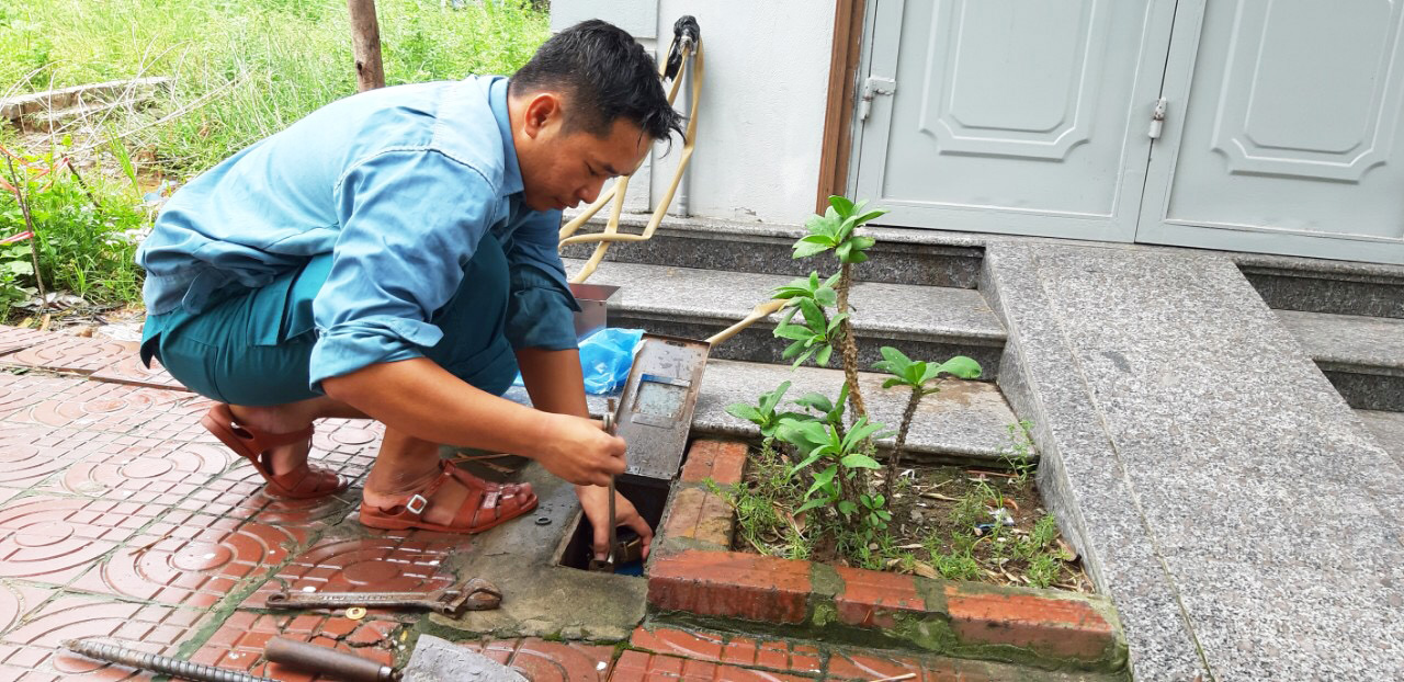 Nhân viên Xí nghiệp nước Quảng Yên kiểm tra công tơ nước đã lắp đặt cho các hộ dân.