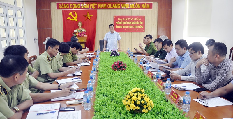 Đồng chí Phó Chủ tịch UBND tỉnh, Bùi Văn Khắng phát biểu chỉ đạo tại cuộc làm việc.