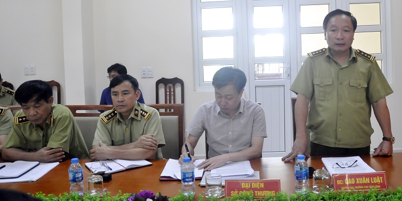 Đồng chí Quyền Cục trưởng Cục QLTT tỉnh báo cáo công tác thị trường  tại Quảng Ninh năm 2018 và 6 tháng đầu năm 2019.