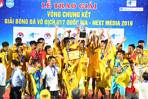 Thanh Hoá lần đầu tiên lên ngôi ở giải bóng đá trẻ U17 quốc gia. Ảnh: Đình Viên.