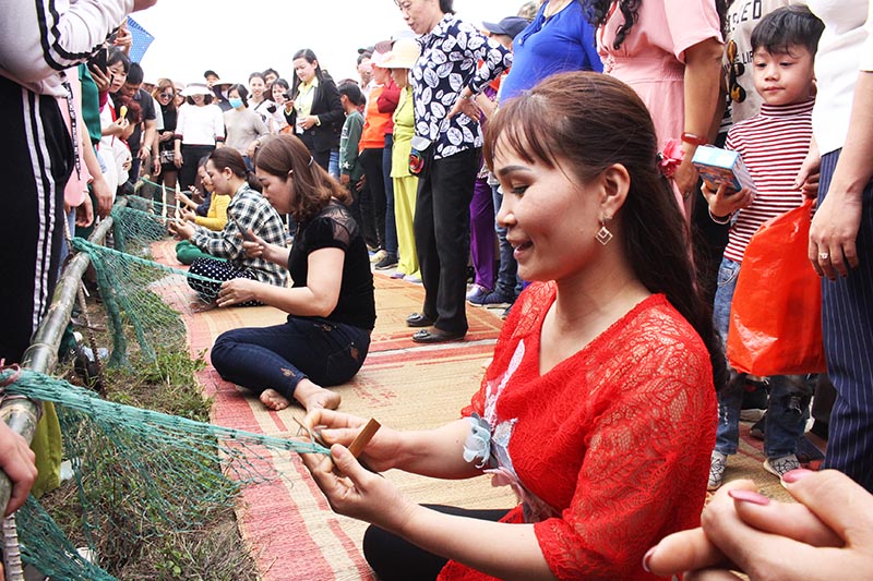Thi đan lưới tại lễ hội cầu ngư Tân An. Ảnh Ánh Tuyết (Trung tâm TTVH Quảng Yên)