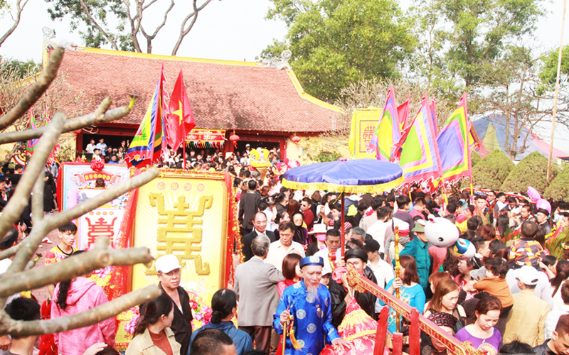 Mỗi năm lễ hội miếu Tiên Công thu hút hàng chục ngàn người tham gia