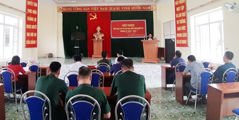 Đại biểu HĐND huyện Vân Đồn họp tiếp xúc cử tri tại xã đảo Ngọc Vừng để trả lời, ý kiến, kiến nghị của cử tri.