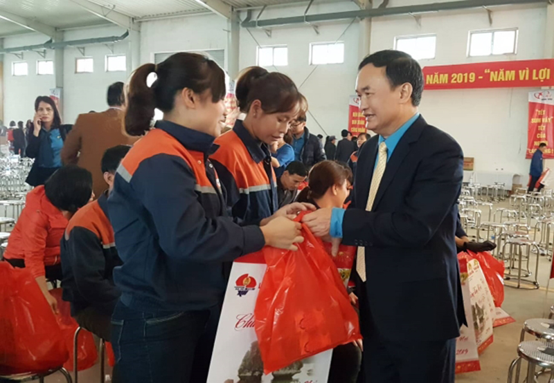 Đồng chí Trần Danh Chức, Chủ tịch LĐLĐ tỉnh tặng quà cho CNLĐ trong Chương trình Tết Sum vầy 2019 tại KCN Cái Lân.