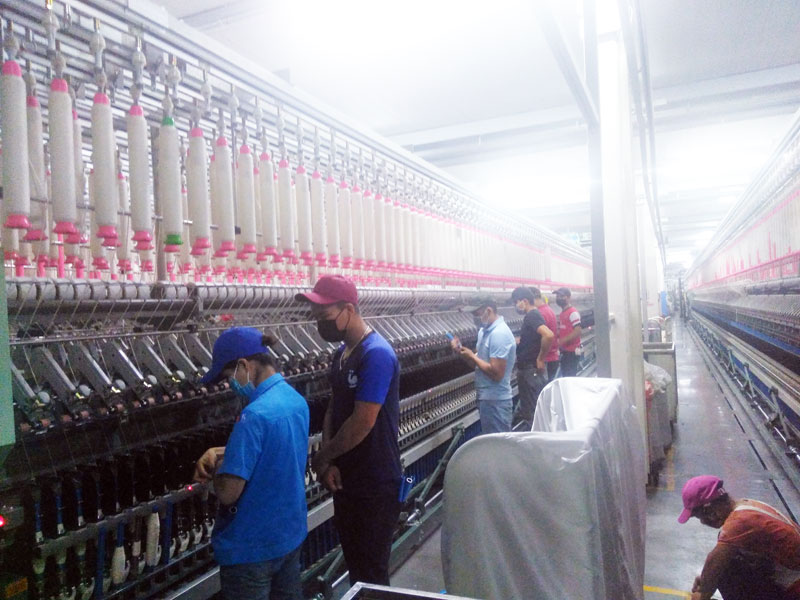 Sản xuất sợi tại phân xưởng sợi số 3, Công ty TNHH Texhong Ngân Hà, KCN cảng biển Hải Hà.