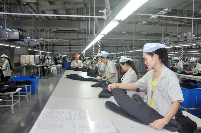 Sản xuất quần áo tại Công ty TNHH May mặc Hoa Lợi Đạt Việt Nam, KCN Cảng biển Hải Hà.
