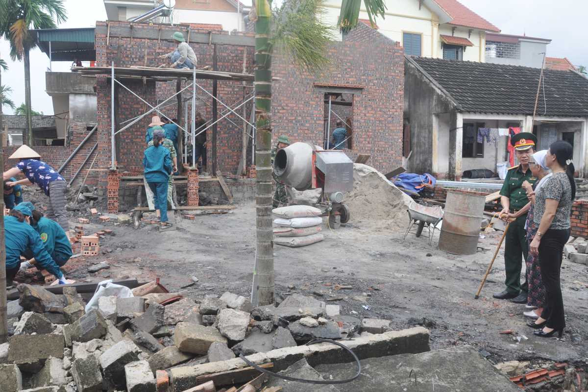 Cán bộ, chiến sĩ LLVT thị xã tham gia xây dựng nhà cho mẹ Liệt sĩ Nguyễn Thị Thiệp