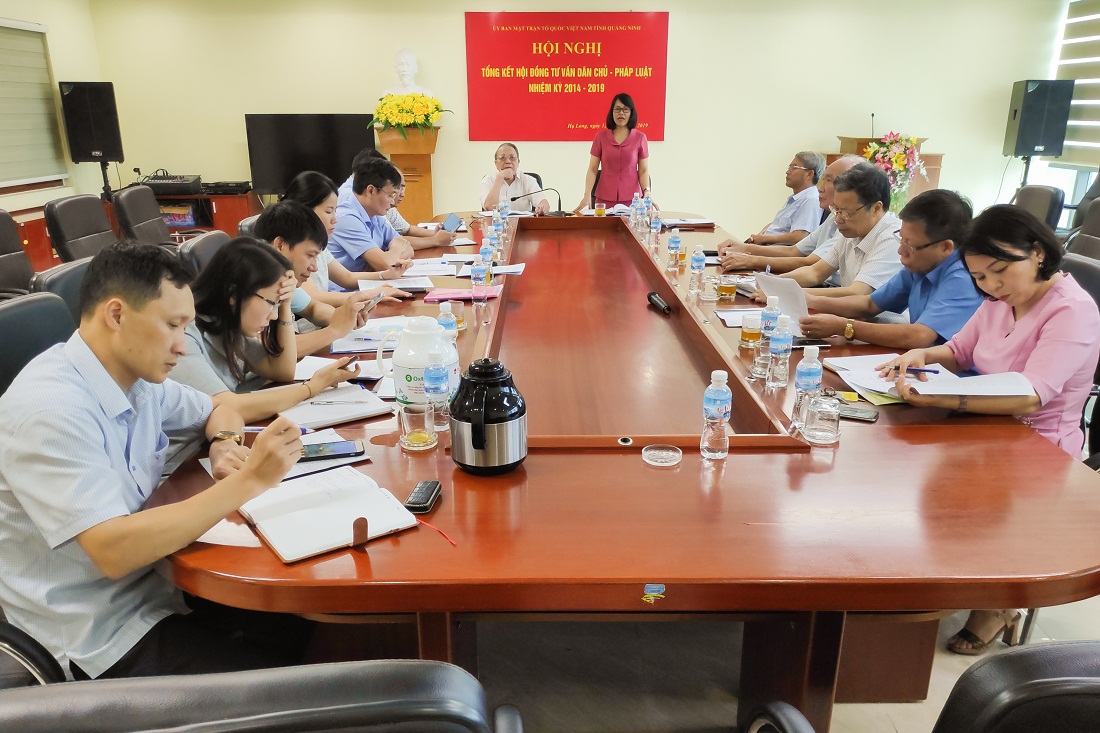 Đồng chí Lê Thị Kim Cúc, Phó Chủ tịch Ủy ban MTTQ tỉnh, phát biểu chủ trì hội nghị.