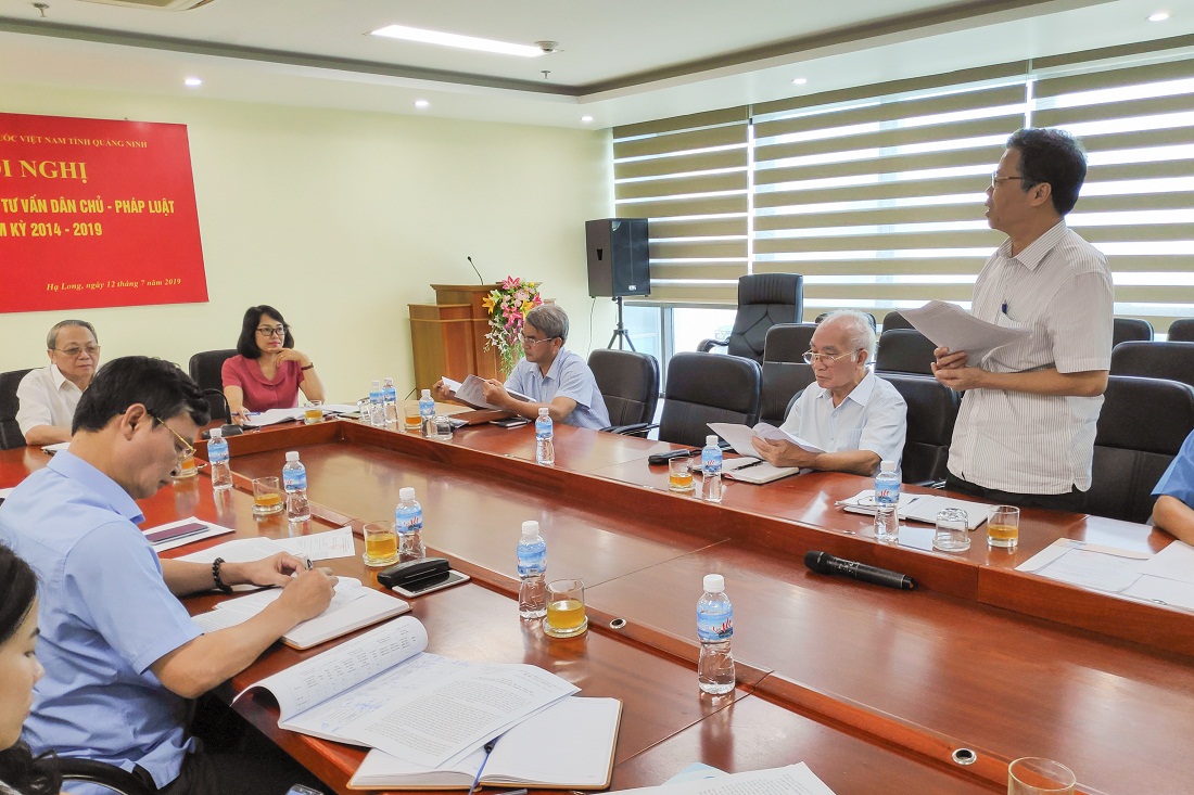 Các đại biểu thành viên Hội đồng tư vấn Dân chủ - Pháp luật của Ủy ban MTTQ tỉnh tham gia góp ý vào dự thảo báo cáo tổng kết hoạt động nhiệm kỳ 2014-2019.
