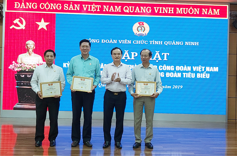 Đồng chí Trần Danh Chức, Chủ tịch LĐLĐ tỉnh trao kỷ niệm chương vì sự nghiệp công đoàn của Tổng LĐLĐ Việt Nam cho các cá nhân có đóng góp tích cực cho sự phát triển của tổ chức công đoàn.