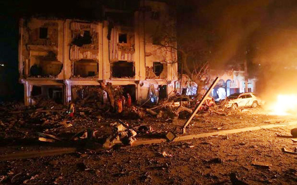 Hiện trường vụ đánh bom khách sạn trên đường Maka Almukarramah, thủ đô Mogadishu, Somalia ngày 28/2/2019 (Ảnh: Reuters)